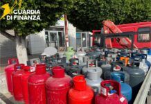 Sequestrate 70 bombole gpl illegalmente in commercio: denunciata una persona Guardia di Finanza - Sequestro bombole GPL