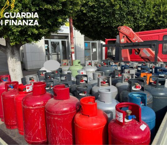 Sequestrate 70 bombole gpl illegalmente in commercio: denunciata una persona Guardia di Finanza - Sequestro bombole GPL