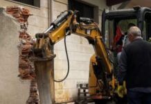 Rosarno, abbattuto muro abusivo che chiudeva una strada comunale