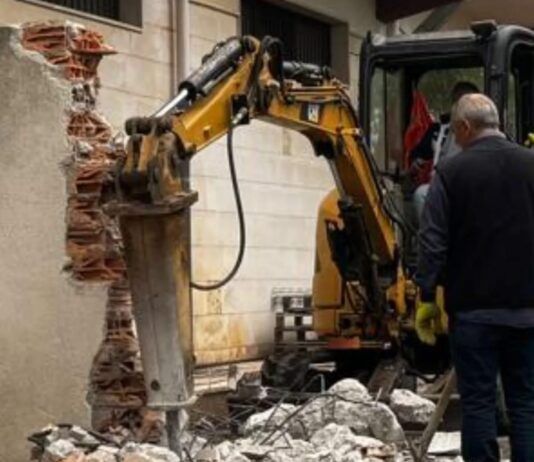 Rosarno, abbattuto muro abusivo che chiudeva una strada comunale