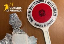 In auto con un panetto di cocaina: arrestato