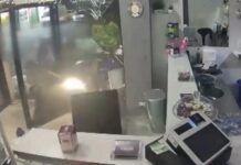 Reggio Calabria – auto sfonda vetrina di un bar: 5 feriti (Video)
