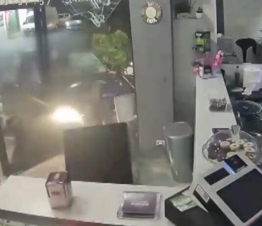 Reggio Calabria – auto sfonda vetrina di un bar: 5 feriti (Video)