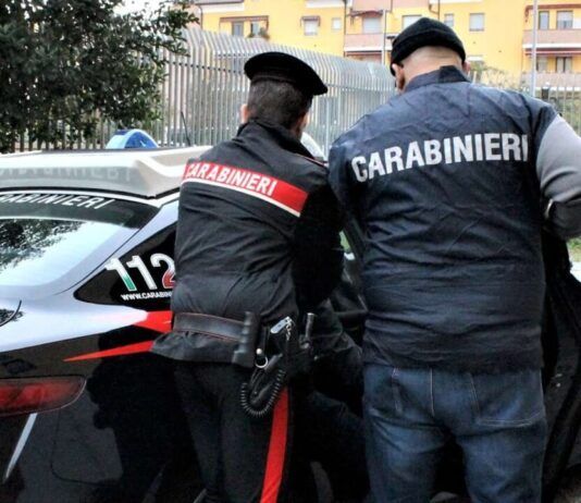 Lite tra vicini finisce in accoltellamento: 32enne ferita al petto