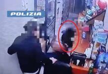 Picchia selvaggiamente la moglie nel loro negozio: arrestato 34enne