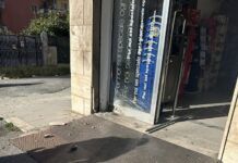 Ordigno contro un negozio: paura nella notte