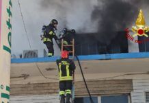 Incendio in capannone negozio materiale elettrico