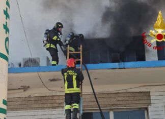 Incendio in capannone negozio materiale elettrico