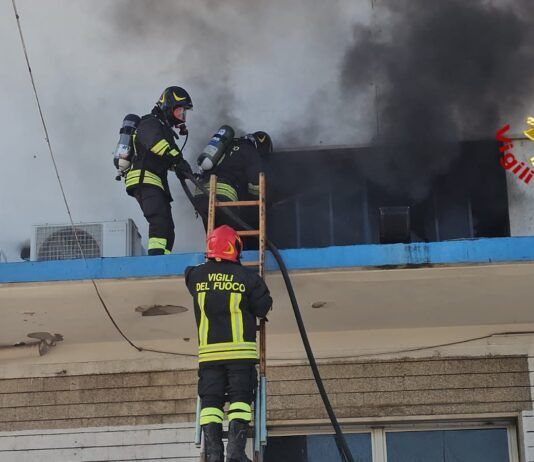 Incendio in capannone negozio materiale elettrico