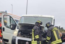 Incidente autonomo a Gioia Tauro: furgone sbanda sull’asfalto bagnato e colpisce il guardrail