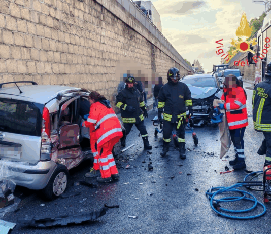 Scontro tra due auto – gravemente ferito un uomo: in salvo mamma e due bambini Vigili del Fuoco - Incidente Stradale