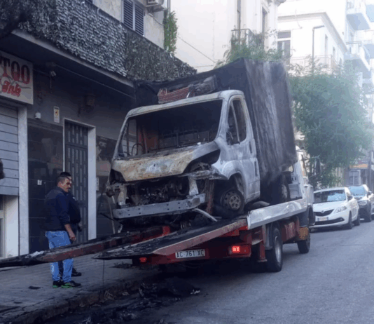 Reggio Calabria, attentato contro il caseificio “Delizia della Natura”: incendiati furgone e auto. Libera: “Rispondiamo con la resistenza e la denuncia” Delizia della Natura - Reggio Calabria - Incendio furgone