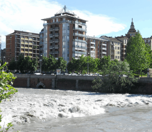Torino, tragedia sfiorata: bimbo di tre mesi cade nel fiume con il passeggino Dora Riparia - Torino