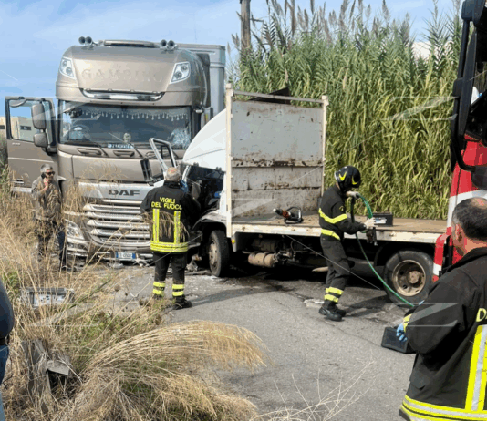 Frontale tra camion a Rosarno: grave un autista, trasferito in elisoccorso Incidente camion contrada Serricella - Rosarno (RC)