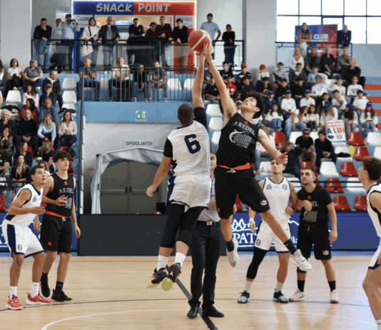 Basket – Festa rossoblù al PalaPirossigeno: oltre 600 tifosi spingono i Lupi alla vittoria nell’esordio in DR1 Pirossigeno Cosenza Basket - Viola Reggio
