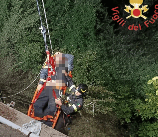 Dramma sfiorato alla Festa dell’Uva di Donnici: uomo cade da un muretto, salvato dai Vigili del Fuoco Vigili del Fuoco - Donnici (CS)