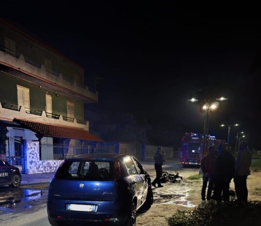 Incidente a Nicotera Marina: due ragazzi gravi dopo lo scontro tra moto e auto