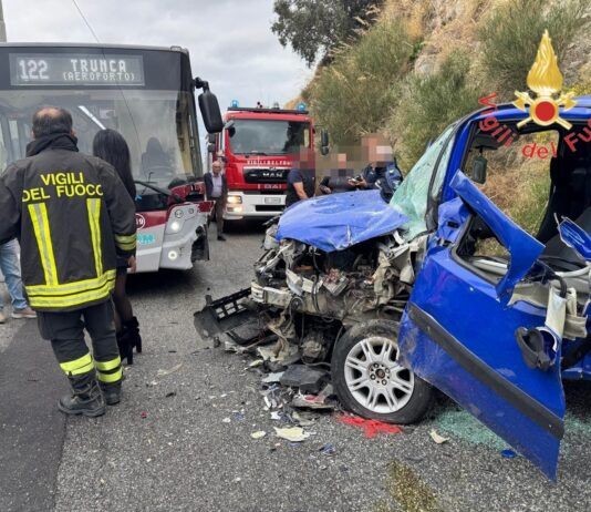 Incidente a Reggio Calabria, scontro tra autobus e Fiat Doblò: un ferito grave