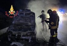 Auto in transito prende fuoco – illeso conducente