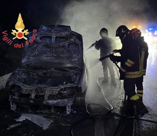 Auto in transito prende fuoco – illeso conducente