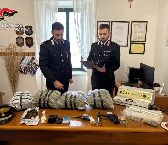 Deposito di droga e armi in un magazzino: 44enne arrestato