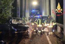 Scontro tra due auto: Vigili del Fuoco estraggono due persone dalle lamiere