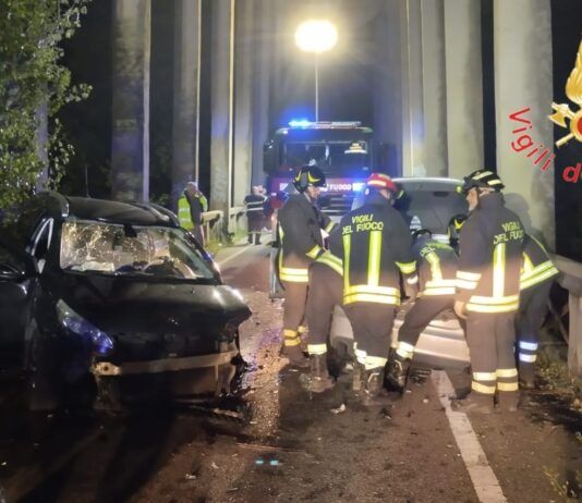 Scontro tra due auto: Vigili del Fuoco estraggono due persone dalle lamiere