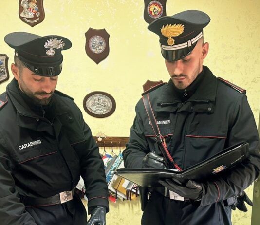 Arrestato 34enne per detenzione di droga ai fini di spaccio: in auto con cocaina, marijuana e un’arma