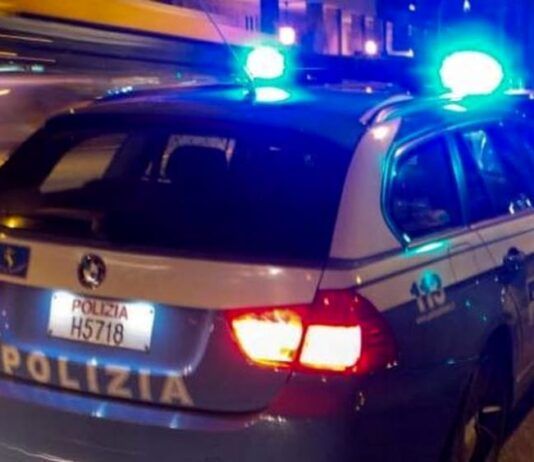 Incidente tra volante e Suv: agente di Polizia perde la vita, conducente in fuga