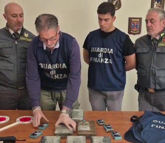 Villa San Giovanni, arrestato corriere diretto in Sicilia con 7 chili di droga: blitz della Guardia di Finanza