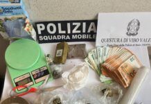 Supermarket della droga scoperto in casa: arrestato un uomo con hashish, cocaina e marijuana