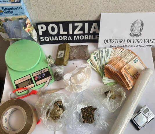 Supermarket della droga scoperto in casa: arrestato un uomo con hashish, cocaina e marijuana