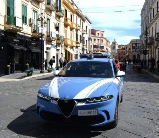 Polizia arresta minorenne per detenzione di hashish ai fini di spaccio
