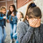 Violenta aggressione nello spogliatoio: studentessa presa a pugni e calci