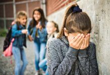 Violenta aggressione nello spogliatoio: studentessa presa a pugni e calci