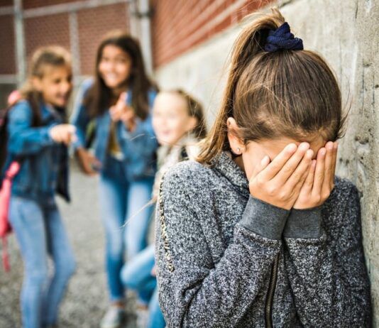 Violenta aggressione nello spogliatoio: studentessa presa a pugni e calci