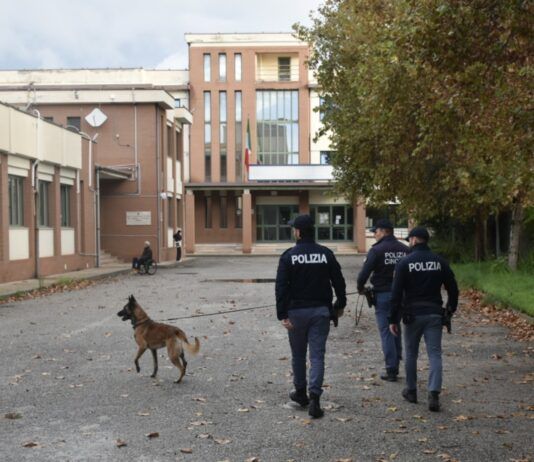 Controlli straordinari nelle scuole: polizia e cinofili contro droga e bullismo