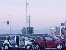 Tragico incidente al mattino: due ventenni morti e quattro feriti