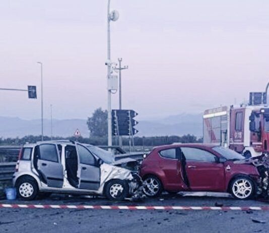 Tragico incidente al mattino: due ventenni morti e quattro feriti