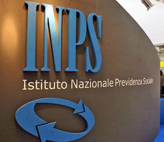 Nasconde il cadavere della madre per tre anni e si presenta all’Anagrafe vestito da donna per rinnovarle la carta d’identità