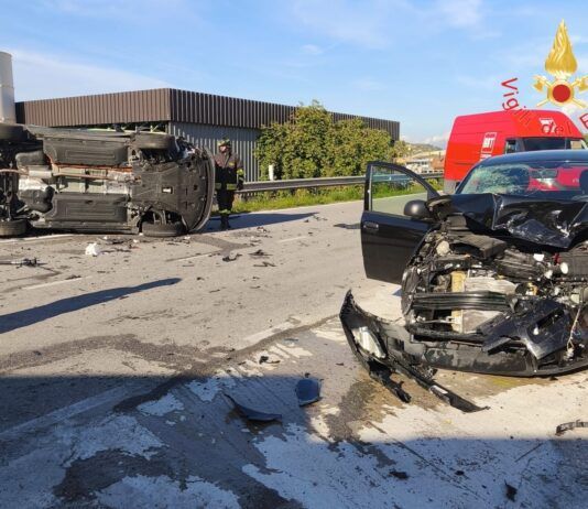 Scontro tra due auto – una persona ferita