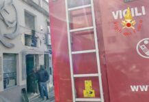 Incendio in una cella frigorifera di un negozio di prodotti ittici