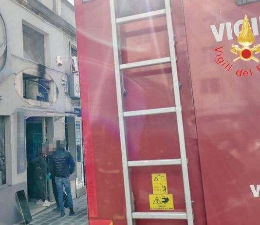 Incendio in una cella frigorifera di un negozio di prodotti ittici