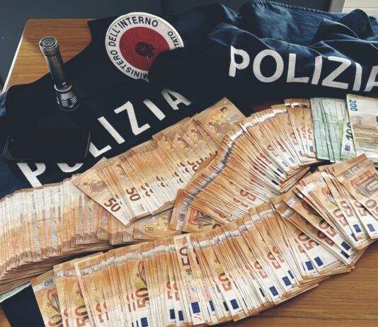 Fermato con 17.500 euro in contanti, denunciato per riciclaggio un 40enne