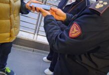 Polizia ferroviaria rintraccia il ladro e restituisce il cellulare rubato a una coppia: indagato un 49enne di Cosenza