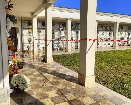 Accoltellato al cimitero mentre porta i fiori alla moglie: 76enne ferito