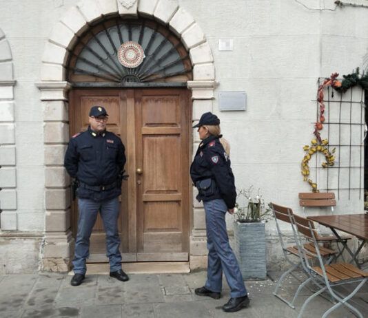 Madre uccide il figlio di nove anni, poi tenta il suicidio