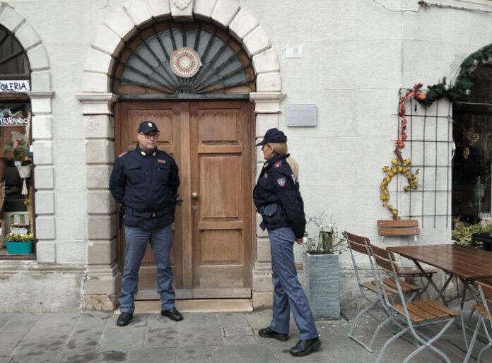 Madre uccide il figlio di 9 anni tagliandogli la gola