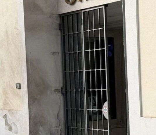 Nuova ondata di attentati a Lamezia Terme: esplosioni davanti a negozi, si teme la ripresa del racket delle estorsioni