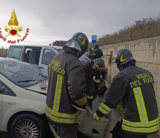 Incidente stradale sulla SS 106: quattro feriti, strada chiusa